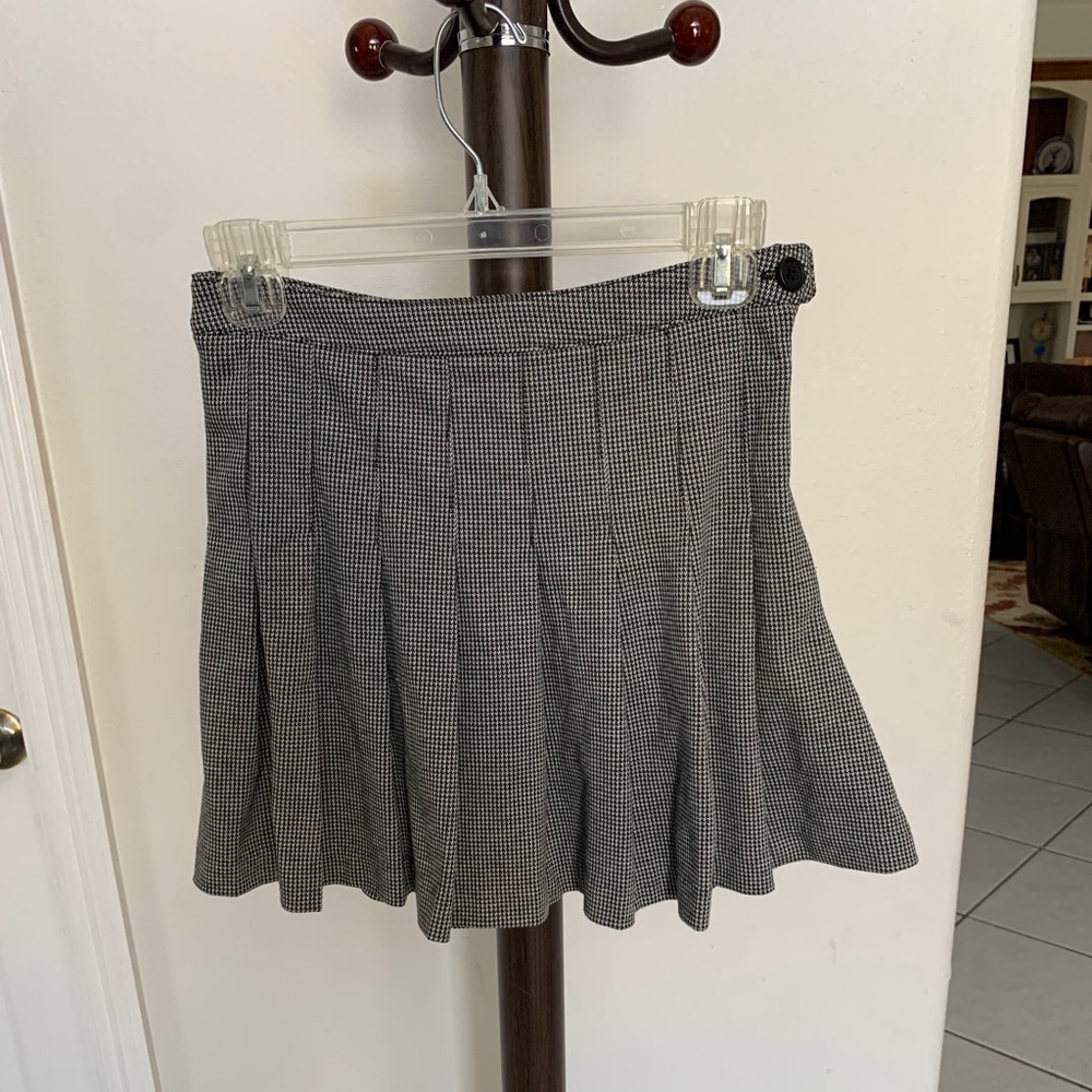 Plaid black and white button short skirt